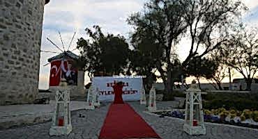 Alaçatı Yel Değirmenlerinde Sürpriz Evlilik Teklifi Organizasyonu İstanbul Organizasyon