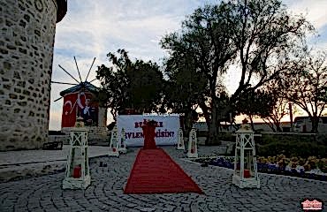 Alaçatı Yel Değirmenlerinde Sürpriz Evlilik Teklifi Organizasyonu İstanbul Organizasyon