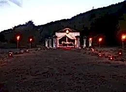Meşaleler ve Beyaz Tüllerle Hazırlanmış Gazebo Eşliğinde Evlenme Teklifi Organizasyonu Bodrum