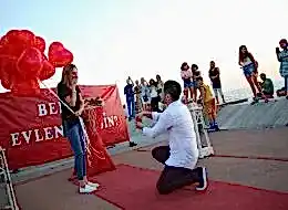 Uçan Balonlar Eşliğinde Sürpriz Evlilik Teklifi Organizasyonu İzmir