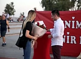 Kırmızı Gül Buketi ile Evlilik Teklifi Organizasyonu İstanbul