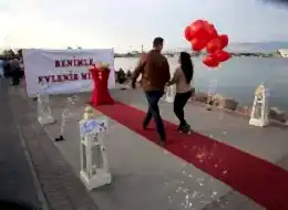 Sahilde Benimle Evlenir Misin Yazılı Pankart ile Evlilik Teklifi Organizasyonu