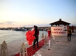 Dev Pankart Eşliğinde Duygusal Evlenme Teklifi Organizasyonu