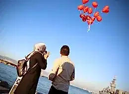 Helyumlu Uçan Balonların Gökyüzüne Bırakıldığı An