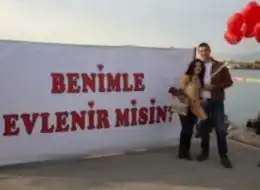 Benimle Evlenir Misin Yazılı Dev Pankart ile Evlenme Teklifi Organizasyonu