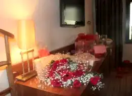 Çiçek Buketi ile Otel Odasında Sürpriz Evlilik Teklifi Organizasyonu