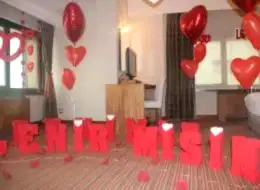 Benimle Evlenir Misin Yazılı Strafor Harfler ile Evlilik Teklifi Organizasyonu