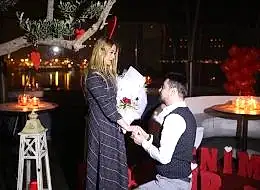 Çiçek Buketi Eşliğinde Restoranda Evlilik Teklifi Organizasyonu
