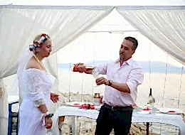 Şampanya Patlatarak Evlilik Teklifinin Kutlandığı Dakikalar