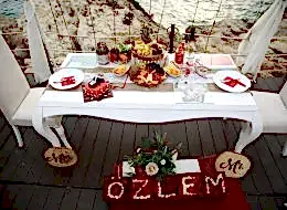 İsme Özel Hazırlanan Kutu Güller Eşliğinde İskelede Evlenme Teklifi Organizasyonu