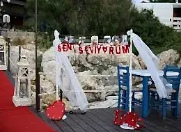 Fotoğraf Köşesi ve Dekoratif Ürünlerle Evlilik Teklifi Organizasyonu Süslemesi