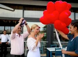 Kırmızı Kalpli Uçan Balonların Eş Adayına Verildi An İskelede Evlilik Teklifi Organizasyonu Kilyos