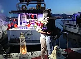 Gül Buketleri ile Teknede Evlilik Teklifi Organizasyonu