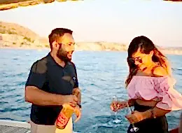 Benimle Evlenir Misin Sorusuna Verilen Evet Cevabını Şampanya Patlatarak Kutlama İstanbul